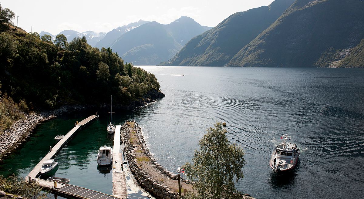 184031 Båten-Tollesund-er-å-finne-på-Hjørundfjorden-i-regi-av-Christian-Gaard.